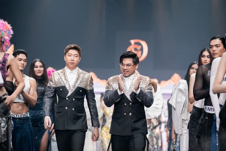Nhà thiết kế Lê Long Dũng (bên phải) và Thân Nguyễn An Kha mất hai năm chuẩn bị cho show diễn kỷ niệm 10 năm - Ảnh: KIẾNG CẬN TEAM Nhà thiết kế Lê Long Dũng (phải) và Thân Nguyễn An Kha mất hai năm chuẩn bị cho show diễn kỷ niệm 10 năm - Ảnh: KIẾNG CẬN TEAM