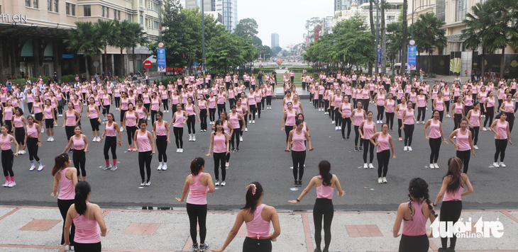 Hơn 700 phụ nữ tham gia đồng diễn Aerobic mừng Ngày phụ nữ Việt Nam - Ảnh 1. Nhiều phụ nữ đồng diễn tại khoảng sân trước Nhà hát TP.HCM - Ảnh: THÁI THÁI