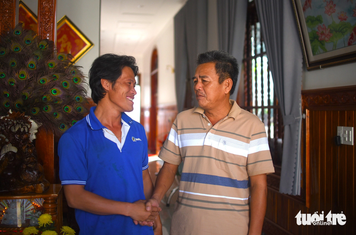 Anh Huỳnh Văn Bạn (thuyền trưởng tàu BĐ 98268 TS vừa gặp nạn trên biển) vui mừng khi gặp lại người thân, hàng xóm khi trở về nhà an toàn - Ảnh: LÂM THIÊN Anh Huỳnh Văn Bạn (bên trái, thuyền trưởng tàu BĐ 98268 TS vừa gặp nạn trên biển) vui mừng khi gặp lại người thân, hàng xóm khi trở về nhà an toàn - Ảnh: LÂM THIÊN