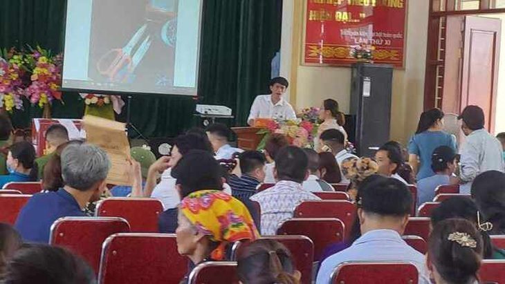 Kế toán xã trúng 23 lô đất đấu giá hàng chục tỉ đồng - Ảnh 1. Người dân tham gia đấu giá đất tại xã Quỳnh Hưng, huyện Quỳnh Lưu - Ảnh: N.THẮNG