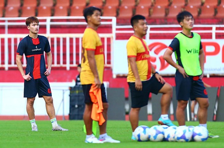 hoang-duc-phu-dong-ninh-binh-2-1729252358193655209833 Hoàng Đức không được thi đấu, xem đồng đội tập sút 11m trên sân Thống Nhất - Ảnh 1.