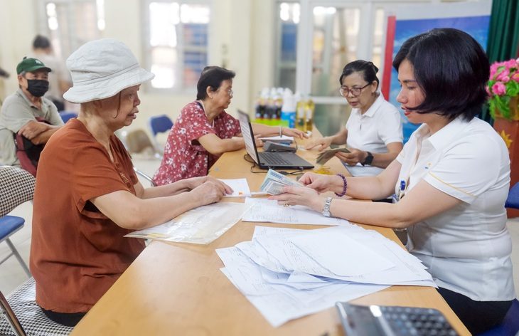 Nhiều người lao động bị “treo” quyền lợi hưởng lương hưu do bị doanh nghiệp nợ BHXH - Ảnh: H.Q. 200.000 người bị nợ bảo hiểm xã hội: Đã có hướng giải quyết- Ảnh 1.